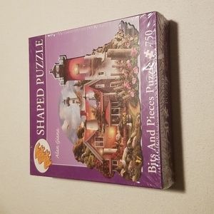 🆕️ 750 Piece Lighthouse Shaped Puzzle NWT